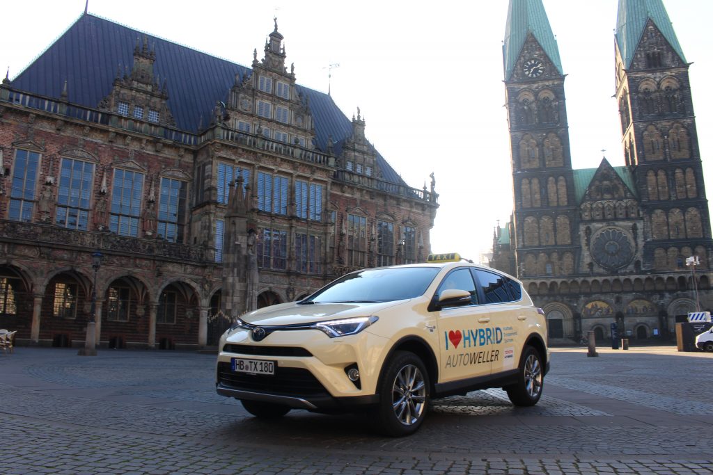 3. Umwelt Taxi: Beige Hybrid RAV 4